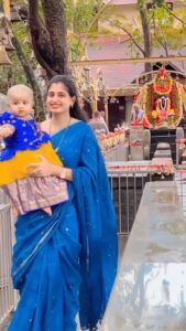 Chaitra Rai Instagram - Hii family 🥰🙏🏻 How’s Nishka’s new look?
@nishkashetty_official 

👗: Nishka’s beautiful traditional dress by @asvi_designers ♥️🥰

My saree: @shri_sai_collections_ 

#puttuventrukalu #hairtonsure #hairtonsureceremony #pattulanga #pattupavadai #newlook #dharmasthala #manjunatheshwara #southadka #southadkaganapathi #temple #gundu #baby #reels #traditional #traditionalwear #trending #thankful #nishkashetty #mangalore #kudla #udupi #chaithrarai17