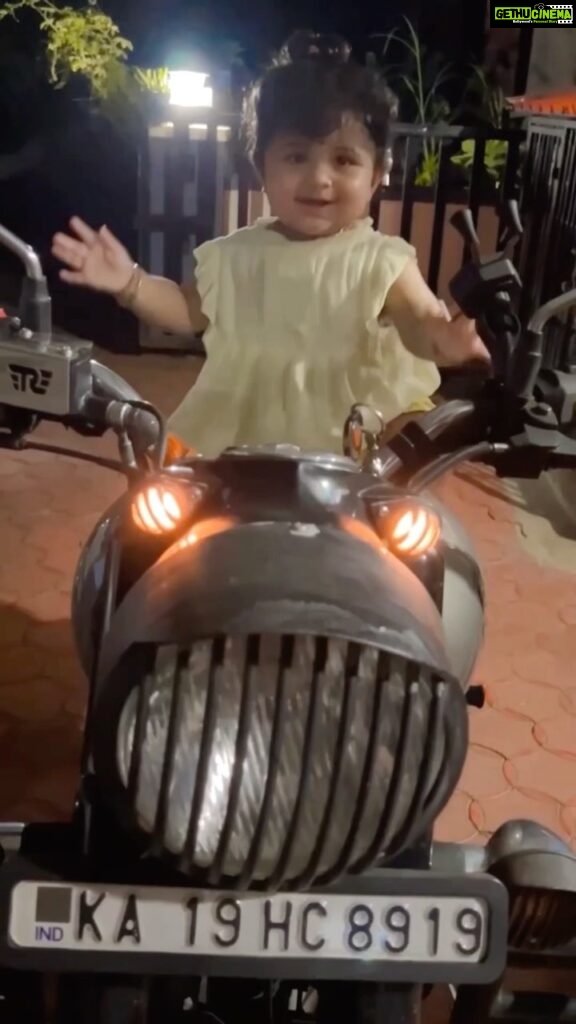 Chaitra Rai Instagram - Come On Baby Lets Go On The Bulletu 😀 🏍 🧿 @nishkashetty_official @_prajwalnaik_ #comeon #baby #letsgo #bullet #reelsinstagram #reels #mamas #bike #thankful #chaithrarai17