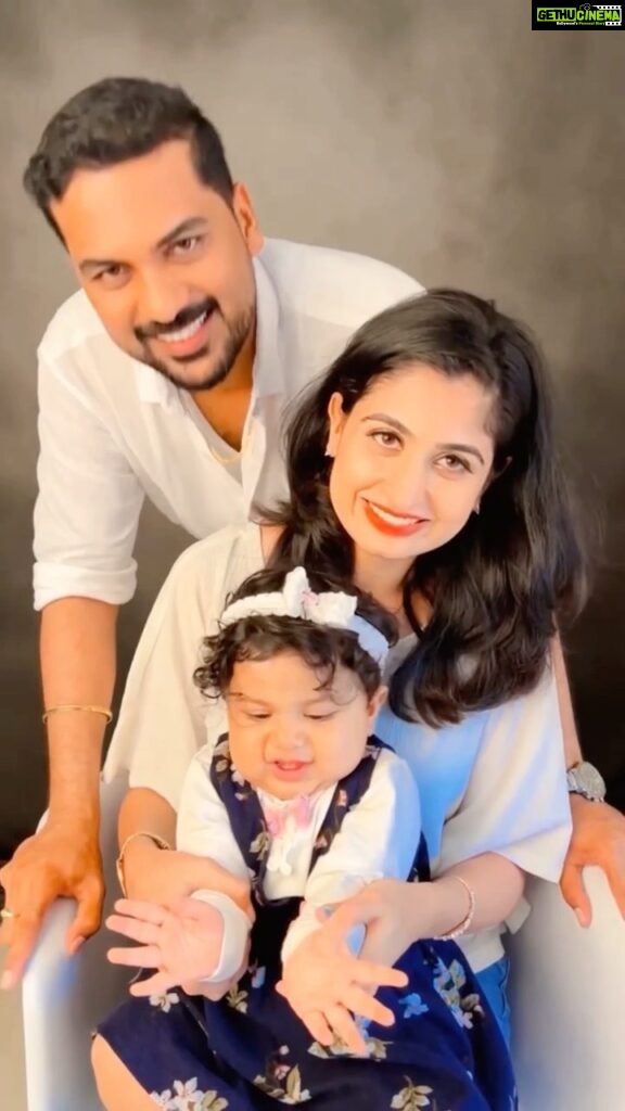 Chaitra Rai Instagram - 👨‍👩‍👧🧿♥️ @nishkashetty_official @prasannashetty17 #family #wethree #daughter #dad #mommy #lovinglife #reelsinstagram #trending #reels #thankful #chaithrarai17