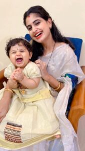 Chaitra Rai Instagram - Bangaru Konda 😘🧿 @nishkashetty_official 🧿

#banagarukonda #little #princess #traditional #pattulanga #baby #babyofinstagram #babygirl #momanddaughter #twinning #varamahalakshmipooja #thankful #nishkashetty #chaithrarai17