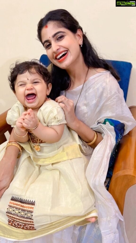 Chaitra Rai Instagram - Bangaru Konda 😘🧿 @nishkashetty_official 🧿 #banagarukonda #little #princess #traditional #pattulanga #baby #babyofinstagram #babygirl #momanddaughter #twinning #varamahalakshmipooja #thankful #nishkashetty #chaithrarai17