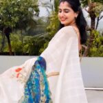 Chaitra Rai Instagram - All about yesterday 😍♥️ This beautiful saree gifted by: @anushaprathap_official & @prathapsingh_shah ♥️😍thank you 😍 #varamahalakshmipooja #trending #trendingnow #gifted #saree #love #peacock #flute #design #reelitfeelit #reelsvideo #reelsindia #thankful #chaithrarai17 Mangalore, Karnataka, India