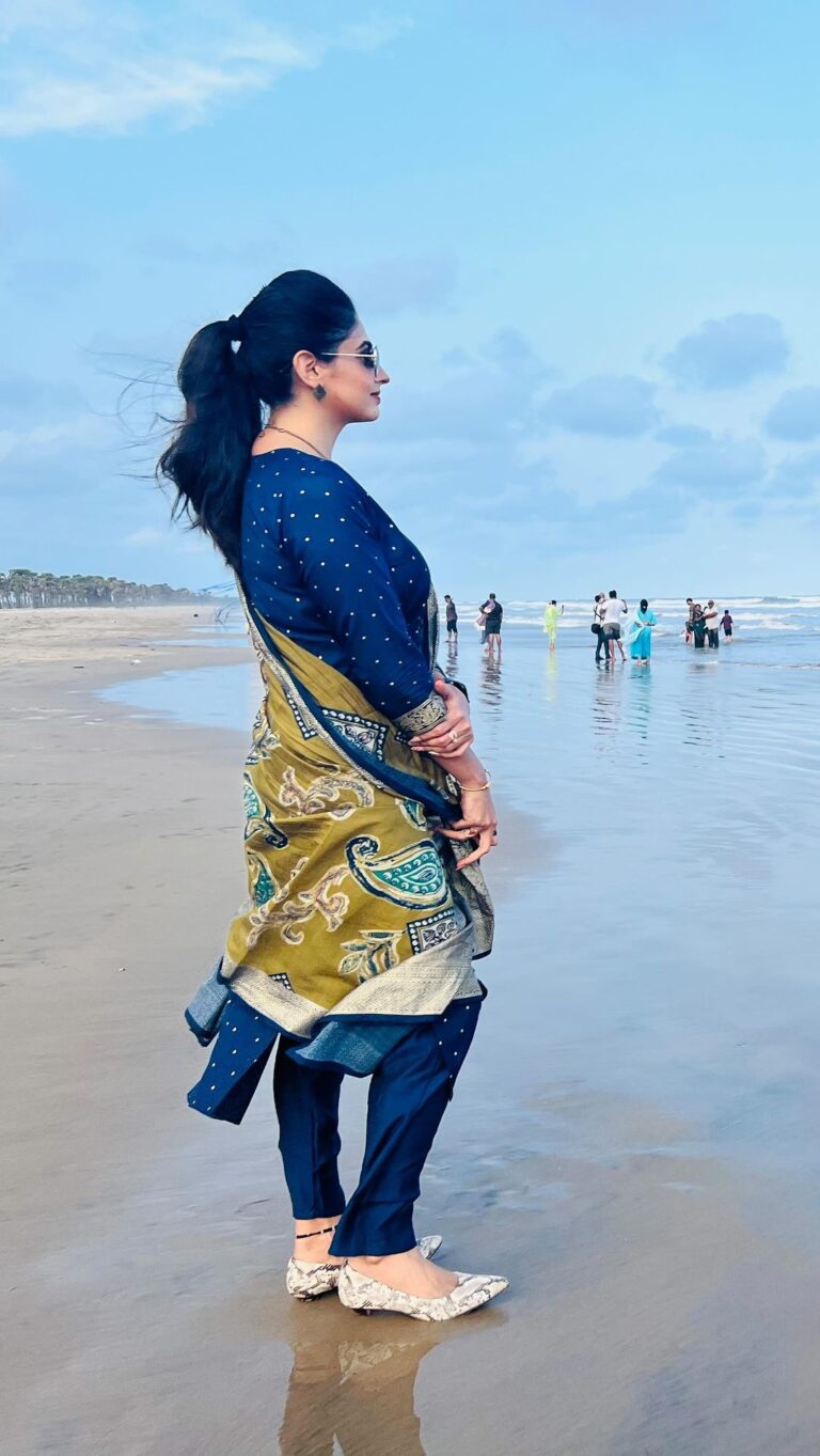 Chaitra Rai Instagram - HAPPINESS COMES IN WAVES 🌊 ♥️🥰 #reelsinstagram #reels #reelsvideo #beach #happiness #happy #trending #reelsindia #trendingaudio #waves #antarvedi #thankful #thankfulthursday #chaithrarai17