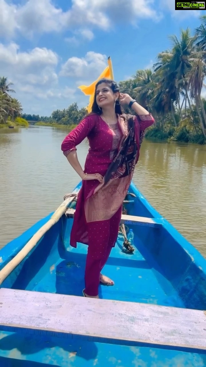 Chaitra Rai Instagram - Ooru palleturu β₯οΈπ #ooru #palleturu #green #greenery #coconut #trees #river #antharvedi #eastgodavari #reels #reelsinstagram #reelsvideo #reelitfeelit #reelkarofeelkaro #reelsviral #trending #trendingreels #thankful #chaithrarai17