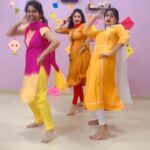 Chaitra Rai Instagram - ♥♥♥ Vc: @shilpasanga @shettyuthkala @shetty_neha #dholna #dholnasong #trend #yellowyellowdirtyfellow #outfits #trendingsongs #trendingreels #trending #reel #friends #dance #reelkarofeelkaro #thankful #chaithrarai17