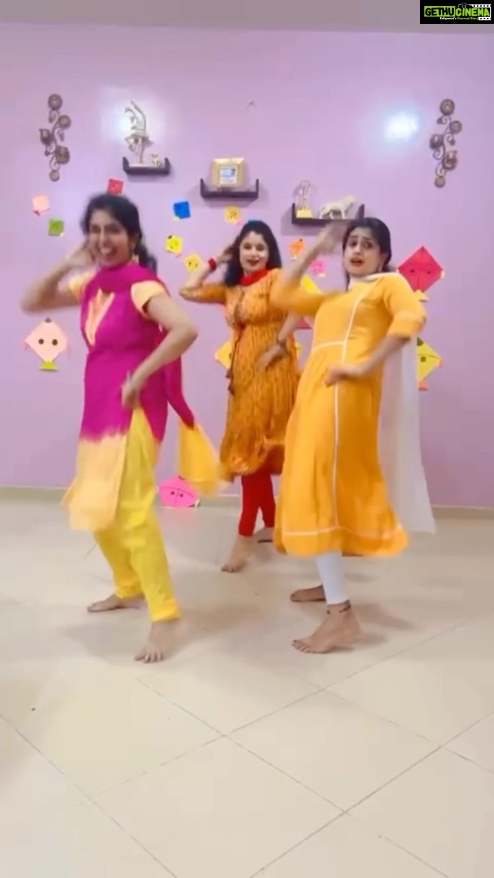 Chaitra Rai Instagram - ♥️♥️♥️ Vc: @shilpasanga @shettyuthkala @shetty_neha #dholna #dholnasong #trend #yellowyellowdirtyfellow #outfits #trendingsongs #trendingreels #trending #reel #friends #dance #reelkarofeelkaro #thankful #chaithrarai17