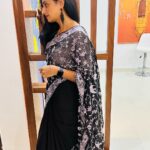 Chaitra Rai Instagram – Simplicity🖤

Saree: @sj_trends_and_fashion__ 

#saree #sareelove #fashion #sarees #sareelovers
#onlineshopping #sareesofinstagram #sareefashion
#sareedraping #indianwear #sareeblouse #india
#ethnicwear #thankful #chaithrarai17