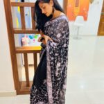 Chaitra Rai Instagram - Simplicity🖤 Saree: @sj_trends_and_fashion__ #saree #sareelove #fashion #sarees #sareelovers #onlineshopping #sareesofinstagram #sareefashion #sareedraping #indianwear #sareeblouse #india #ethnicwear #thankful #chaithrarai17