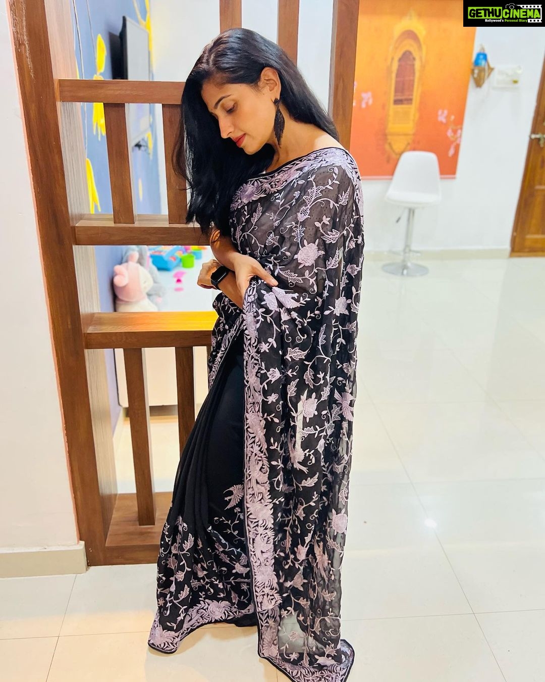 Chaitra Rai Instagram - Simplicity🖤 Saree: @sj_trends_and_fashion__ #saree #sareelove #fashion #sarees #sareelovers #onlineshopping #sareesofinstagram #sareefashion #sareedraping #indianwear #sareeblouse #india #ethnicwear #thankful #chaithrarai17