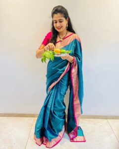 Chaitra Rai Instagram - Happy Ugadi 🍃✨
Shobhakruth naama Ugadi shubhakankshalu ♥️🧿
@nishkashetty_official 

Nishka’s outfit: @asvi_designers 
Saree: @mkr_pattu_sarees_wholesale 

#festive #vibes #goodvibes #happyugadi #thankful #momanddaughter #nishkashetty #chaithrarai17