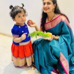 Chaitra Rai Instagram - Happy Ugadi 🍃✨ Shobhakruth naama Ugadi shubhakankshalu ♥️🧿 @nishkashetty_official Nishka’s outfit: @asvi_designers Saree: @mkr_pattu_sarees_wholesale #festive #vibes #goodvibes #happyugadi #thankful #momanddaughter #nishkashetty #chaithrarai17