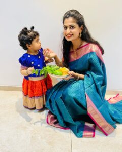 Chaitra Rai Instagram - Happy Ugadi 🍃✨
Shobhakruth naama Ugadi shubhakankshalu ♥️🧿
@nishkashetty_official 

Nishka’s outfit: @asvi_designers 
Saree: @mkr_pattu_sarees_wholesale 

#festive #vibes #goodvibes #happyugadi #thankful #momanddaughter #nishkashetty #chaithrarai17