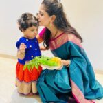 Chaitra Rai Instagram - Happy Ugadi 🍃✨ Shobhakruth naama Ugadi shubhakankshalu ♥🧿 @nishkashetty_official Nishka’s outfit: @asvi_designers Saree: @mkr_pattu_sarees_wholesale #festive #vibes #goodvibes #happyugadi #thankful #momanddaughter #nishkashetty #chaithrarai17