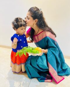 Chaitra Rai Instagram - Happy Ugadi 🍃✨
Shobhakruth naama Ugadi shubhakankshalu ♥️🧿
@nishkashetty_official 

Nishka’s outfit: @asvi_designers 
Saree: @mkr_pattu_sarees_wholesale 

#festive #vibes #goodvibes #happyugadi #thankful #momanddaughter #nishkashetty #chaithrarai17