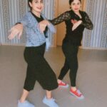 Chaitra Rai Instagram - Tum tum 👭♥️ @shettyuthkala ♥️ #trending #tumtum #music #love #instadance ##friends #dancevideos #instagram #reels #feelitreelit #ritikachauhan #tumtum #tamilsongs #tollywood #oman#viralsound #dancereels #dancevideo #thankful #chaithrarai17