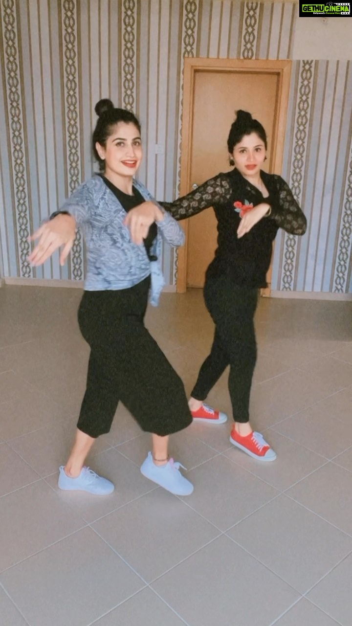 Chaitra Rai Instagram - Tum tum 👭♥️ @shettyuthkala ♥️ #trending #tumtum #music #love #instadance ##friends #dancevideos #instagram #reels #feelitreelit #ritikachauhan #tumtum #tamilsongs #tollywood #oman#viralsound #dancereels #dancevideo #thankful #chaithrarai17