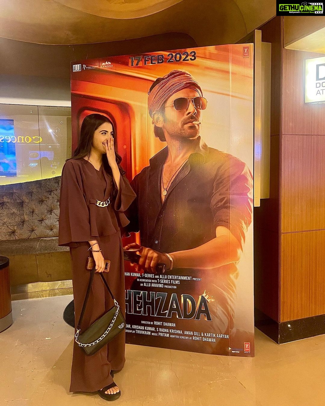 Debattama Saha Instagram - About last night✨ #shehzada #premiere . . . . . . . #debattamasaha #shehzada