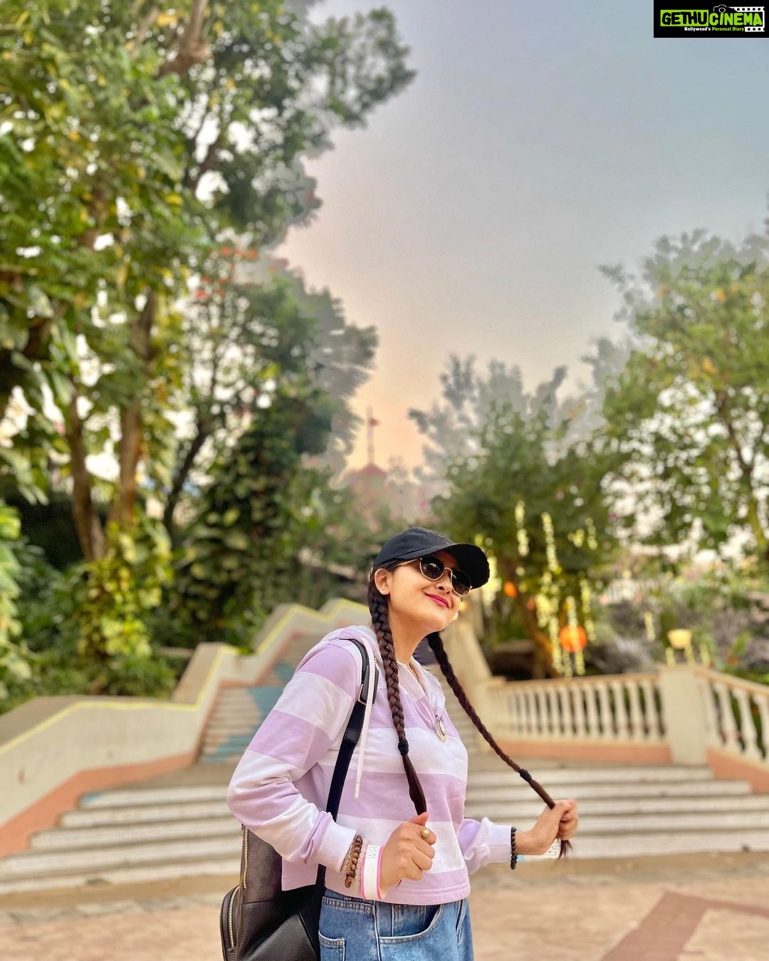 Debattama Saha Instagram - 🌷🍀💕 I swear I should’ve put on something lighter! Thought it’d keep me warm if it gets cold in the evening! Sheh! . . . . #debattamasaha #debattama #debaattamasaha