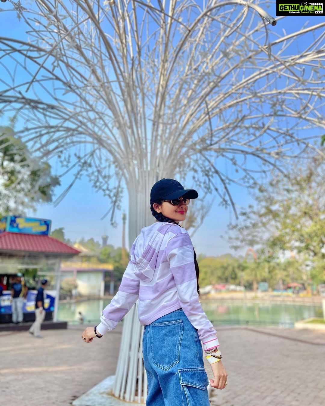 Debattama Saha Instagram - 🌷🍀💕 I swear I should’ve put on something lighter! Thought it’d keep me warm if it gets cold in the evening! Sheh! . . . . #debattamasaha #debattama #debaattamasaha