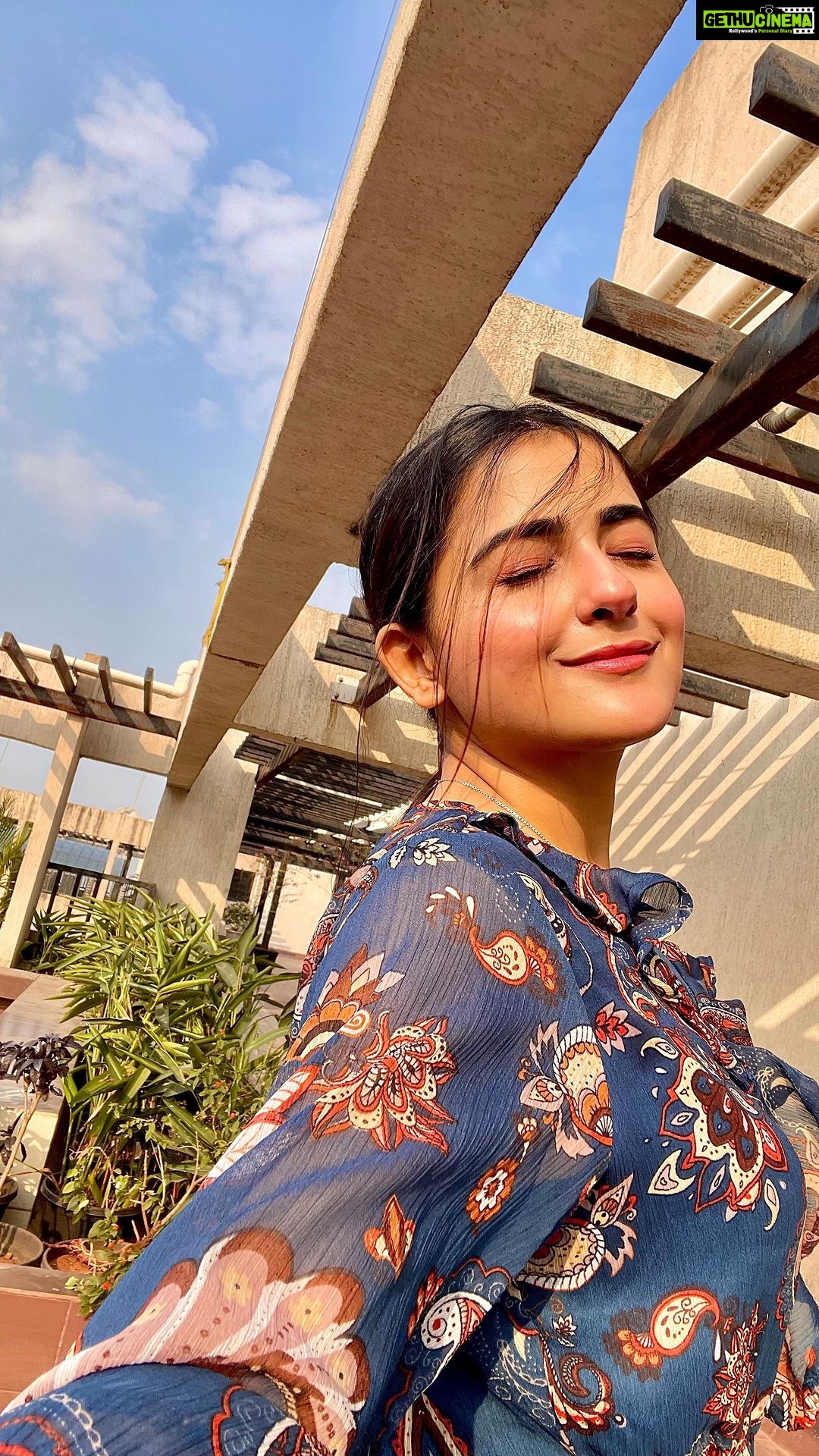 Debattama Saha Instagram - Breathe in and Breathe out 🌱🫰🏻♥️ . . . . . . #reelsinstagram #reels #trending #feelthereel #motivationalquotes #debattamasaha #debattama #rumi #instagram