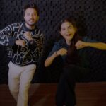 Debattama Saha Instagram - “Maroon main sar apna to ab deewar me Raat bhar gaana gaun apne guitar me “ #laggayepyaarmein With my favourite @debattama_sah 💃🏼 @mkblivemusic @varshablive @blivemusic.in @blivestudio.in 📸 @drkphotography_ #laggayepyarmein #hookstep #ishaankhan #songs #trending #reel #happyholi BLive Studio
