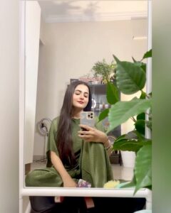 Debattama Saha Instagram - ✨✨✨♾ SWIPE  SWIPE ♾💕💕💕 
“P.S.-If there was a female version, the lyrics would be somewhat similar I guess!”
.
@kaifikhalilmusic 
.
.
.
.
#kahanisuno #kaifikhalil #sing #ınstagood #music #instagram
