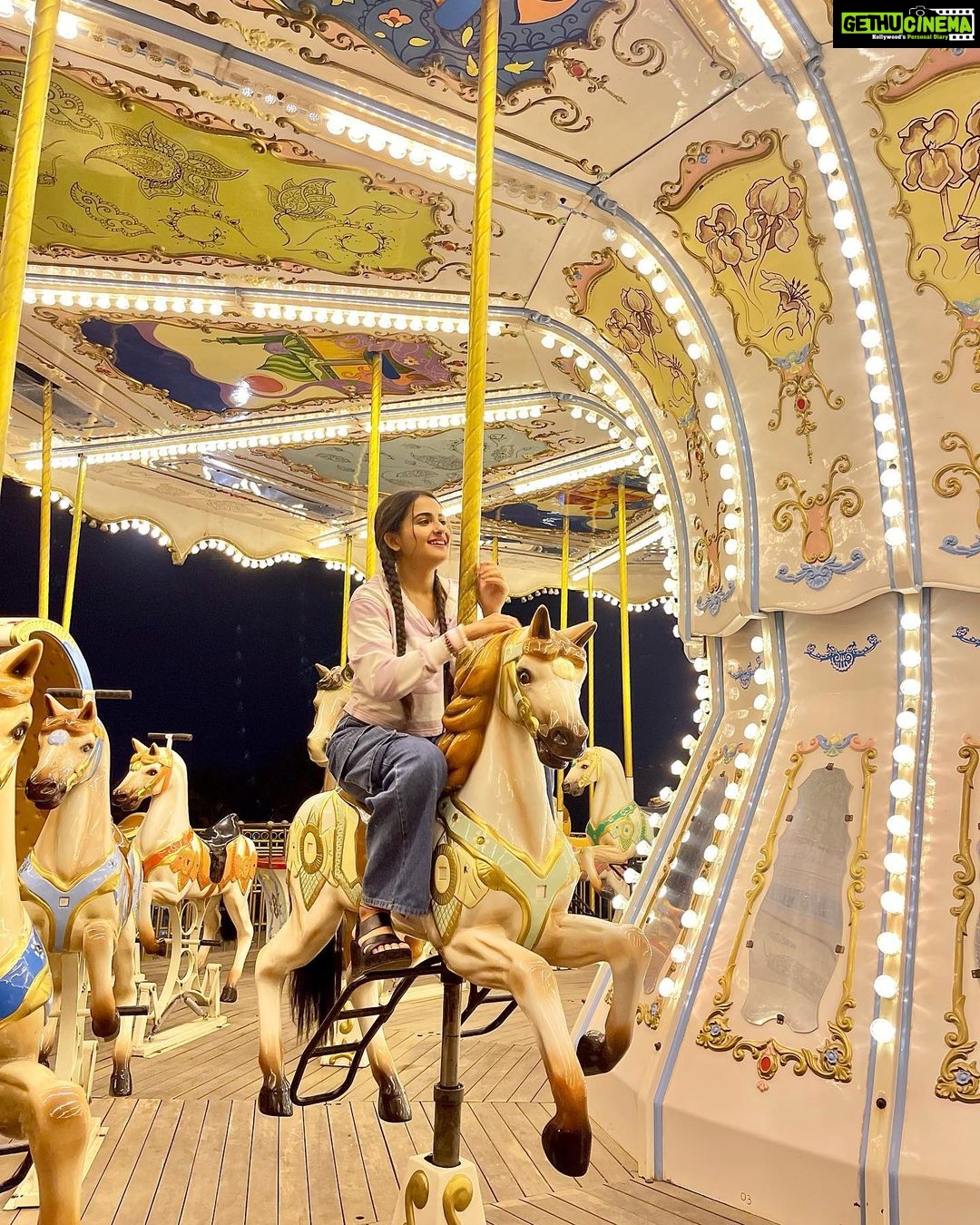 Debattama Saha Instagram - Iām mostly a mature one! But that left over percentage of the kiddo in me loves to live to the fullest! #carousel š š” Merry-go-round! . . . . . #fun #carousell #merrygoround #instagood #instalike #instamood #instalove #instagramers #instagram