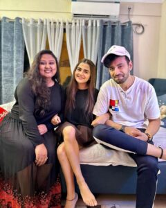 Debattama Saha Instagram - 💫🕊Guess the joke! 
.
.
.
.
.
.
.
.
.
.
.
#verylatepost #instagram