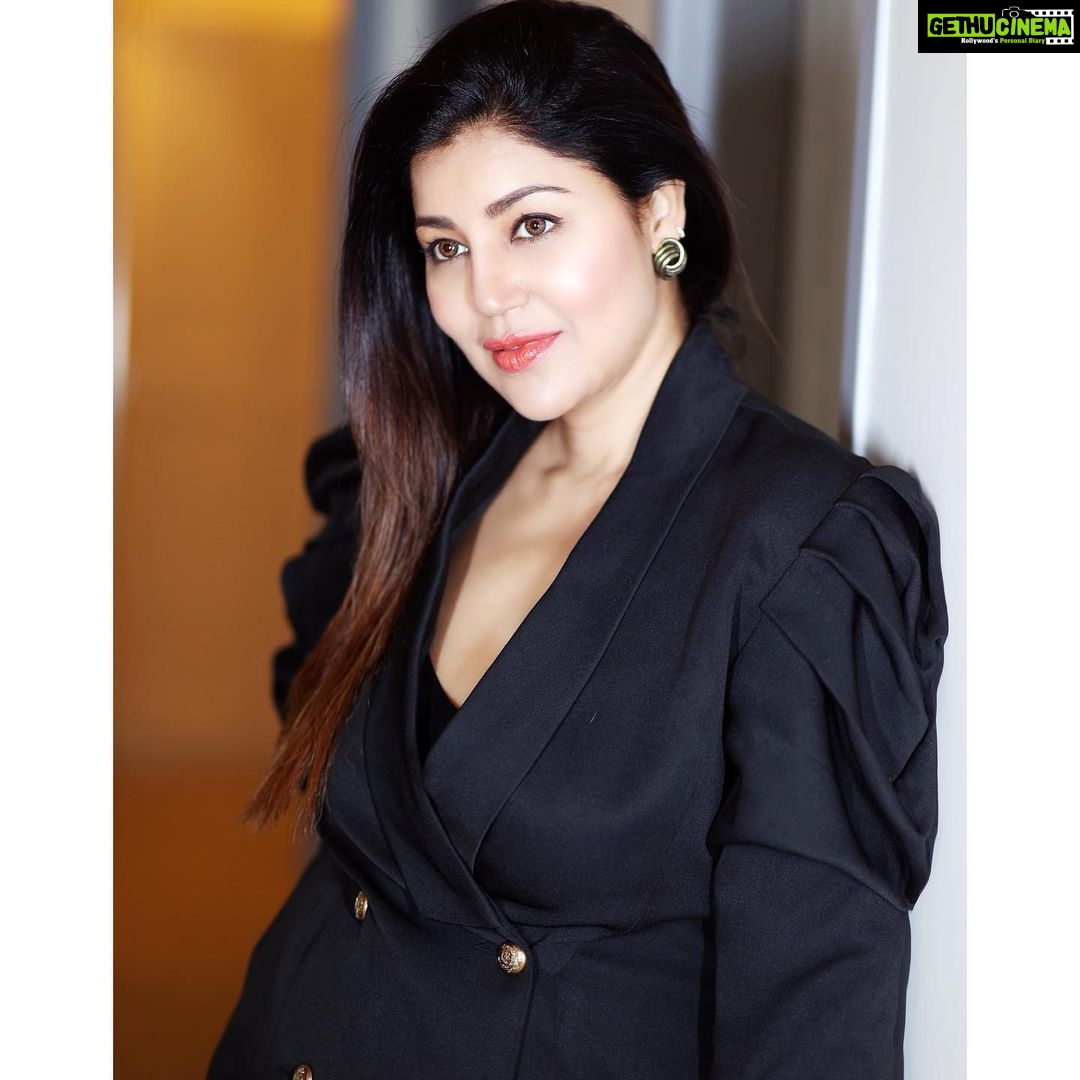 Debina Bonnerjee Instagram - How to live your life? One single tip: Inhale Confidence & Exhale Doubt! . . Styled by @stylingbyvictor @sohail__mughal___ Outfit: @house_of_rozee_ Assisted by @ebthstylecoach . . #debinabonnerjee #event #ready #ootd #tbt