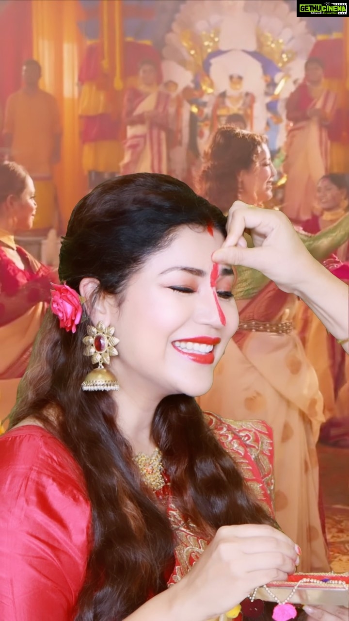 Debina Bonnerjee Instagram - ছোটদের জানাই শুভ বিজয়ার আমার আন্তরীক প্রিতি ও শুভেচ্ছা আর বড়দের জন্য আমার বিজয়ার প্রণাম। 🙏🏻 . #subhobijoya