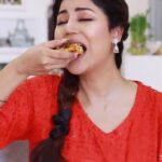 Debina Bonnerjee Instagram - #ad Mutton on pizza 🤩That too with peri peri cheese 🤤 You can go crazy with standout toppings from @ovenstory😍 Butter chicken pizza, malai chicken pizza, peri peri mutton pizza, chinese schezwan chicken pizza and lots more 🤩 Take your pujo celebration a notch higher by ordering your favorite pizzas from @ovenstory ⬇️ Oven Story app| Ovenstory.in | EatSure | Swiggy | Zomato #ovenstory #ovenstorypizza #standouttoppings #durgapuja #pujospecial #chickenpizza #muttonpizza #nonvegpizza