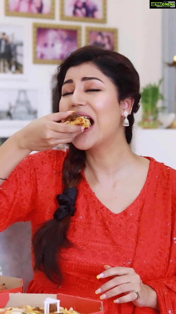 Debina Bonnerjee Instagram - #ad Mutton on pizza 🤩That too with peri peri cheese 🤤 You can go crazy with standout toppings from @ovenstory😍 Butter chicken pizza, malai chicken pizza, peri peri mutton pizza, chinese schezwan chicken pizza and lots more 🤩 Take your pujo celebration a notch higher by ordering your favorite pizzas from @ovenstory ⬇️ Oven Story app| Ovenstory.in | EatSure | Swiggy | Zomato #ovenstory #ovenstorypizza #standouttoppings #durgapuja #pujospecial #chickenpizza #muttonpizza #nonvegpizza