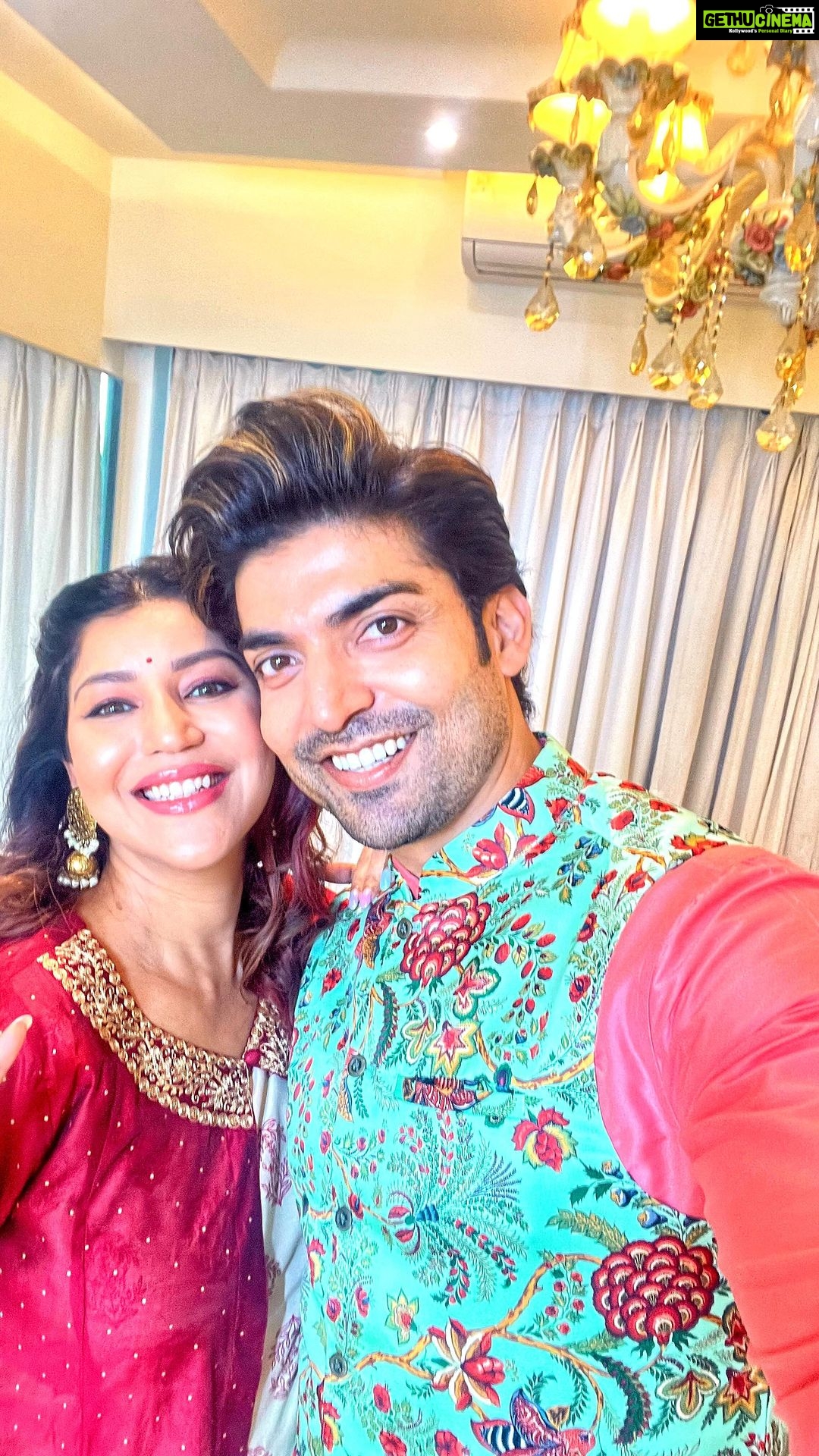 Debina Bonnerjee Instagram - #ad My Durga Pujo Lookbook ft. Pantaloons 😍 Wondering what to wear to the Colourful and #NonstopCelebrations this Pujo? 🤔 . 📹 @sk_click_a_world 👩🦰 @makeupbyamrinfarooq Begin the Pujo Celebrations with @pantaloonsfashion ‘s latest festive collection.✨💖 I found the most beautiful and amazing collection of ethnic wear. I absolutely love how adorable and elegant the collection is 😍 I have picked three Favourite Festive Outfits for me and a surprise gift for Gurmeet.💓 You can also shop these looks for the upcoming festivities for yourself and your loved ones.💖 Visit the nearest Pantaloons Store or shop online and let the non-stop celebrations begin 🛒🛍️💓 . . #Pantaloons #PantaloonsFashion #PlayWithFashion #festivehaul #festivewear #ethnic #Pujo #DurgaPuja #Vijaydashmilook #NonStopCelebrations #PujoManeiPantaloons #PujoHoppingNoStopping #Pujoshopping #Kolkata #KolkataDiaries #shasthi #saptami #vijaydashmi #ashtami #navami #durgapuja