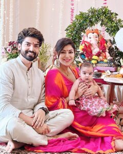 Debina Bonnerjee Instagram - ॐ ganpataya devaya namah🙏🏻
.
.
@guruchoudhary @lianna_choudhary 
.
Outfit @everbloomindia
@oakpinionpr