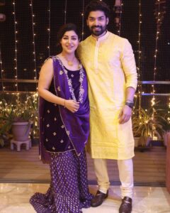 Debina Bonnerjee Instagram - Lots of love, light & happiness from us to you & your family 💜
#happydiwali 
.
.
.
.

Outfit - @asukacouture
Stylist- @simrankhera5 @styledbyayushidixit

#family #love #diwali #diwaliportrait #gurmeetchoudhary #debinabonnerjee #liannachoudhary