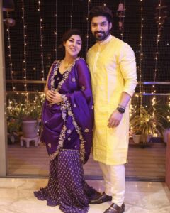 Debina Bonnerjee Instagram - Lots of love, light & happiness from us to you & your family 💜
#happydiwali 
.
.
.
.

Outfit - @asukacouture
Stylist- @simrankhera5 @styledbyayushidixit

#family #love #diwali #diwaliportrait #gurmeetchoudhary #debinabonnerjee #liannachoudhary