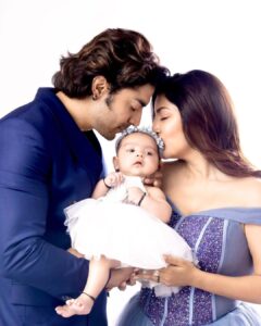 Debina Bonnerjee Instagram - Hi World! That’s my miracle baby @divishaadiva 🥰🧿
Good vibes & blessings always 🙏🏻 #myfamily💖 
.
📷 : @memoriesbybarkha 
Gurru & I Styled by : @stylingbyvictor @sohail__mughal___ 
@official_christianheritage
Assisted by - @styleby_antara

Babies dresses by @jeevitaoberoi Maasi 
.
.
#blessings #love #gurmeetchoudhary #debinabonnerjee #liannachoudhary #divishachoudhary