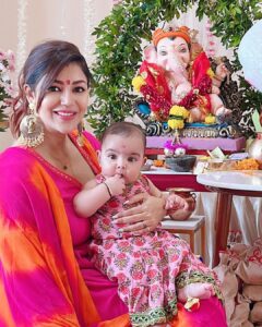 Debina Bonnerjee Instagram - ॐ ganpataya devaya namah🙏🏻
.
.
@guruchoudhary @lianna_choudhary 
.
Outfit @everbloomindia
@oakpinionpr