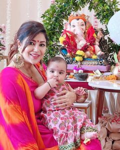 Debina Bonnerjee Instagram - ॐ ganpataya devaya namah🙏🏻
.
.
@guruchoudhary @lianna_choudhary 
.
Outfit @everbloomindia
@oakpinionpr