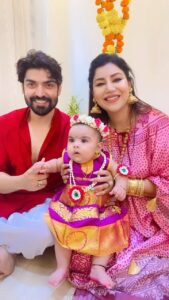 Debina Bonnerjee Instagram - So today was #lianna ‘s rice ceremony … ( in Bengali #mukhebhaat ) she dressed up as a little princess and sat on her maternal uncle’s lap ( my brother, her mama) and tasted her first food (solid) 
A tradition that is followed in our culture for little babies as a stepping stone for growing up.. 
we love you my darling @lianna_choudhary … we are there to not only to protect you but help you understand traditions and culture where required. 
GOD BLESS YOU MY LITTLE ONE 
.. a peek into our ceremony for our Insta fam .. keep her in your blessings. 🙏🏻
@guruchoudhary
.
.
#debinabonnerjee #liannachoudhary #gurmeetchoudhary #love #littlejoys