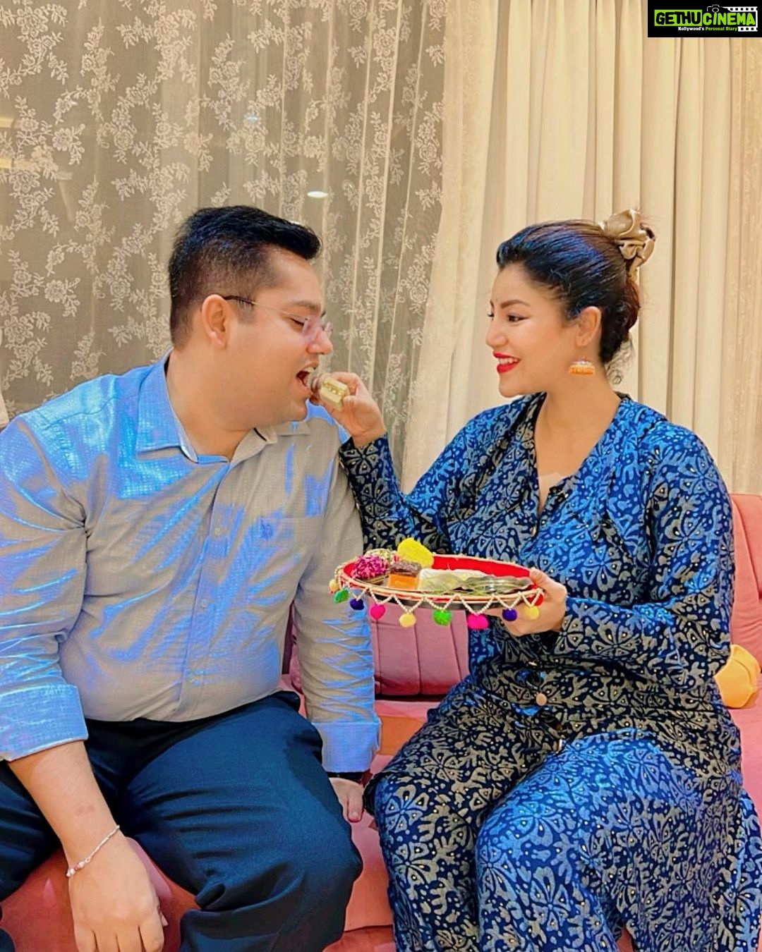 Debina Bonnerjee Instagram - Happy rakshabandhan to all of you!!!! Thought I will post b4 it is too late…was busy celebrating Rakhi with my brothers both days. 11th night and 12th morning!!! Blessed with the best 🤗❣️ . #debinabonnerjee #love #celebration #family