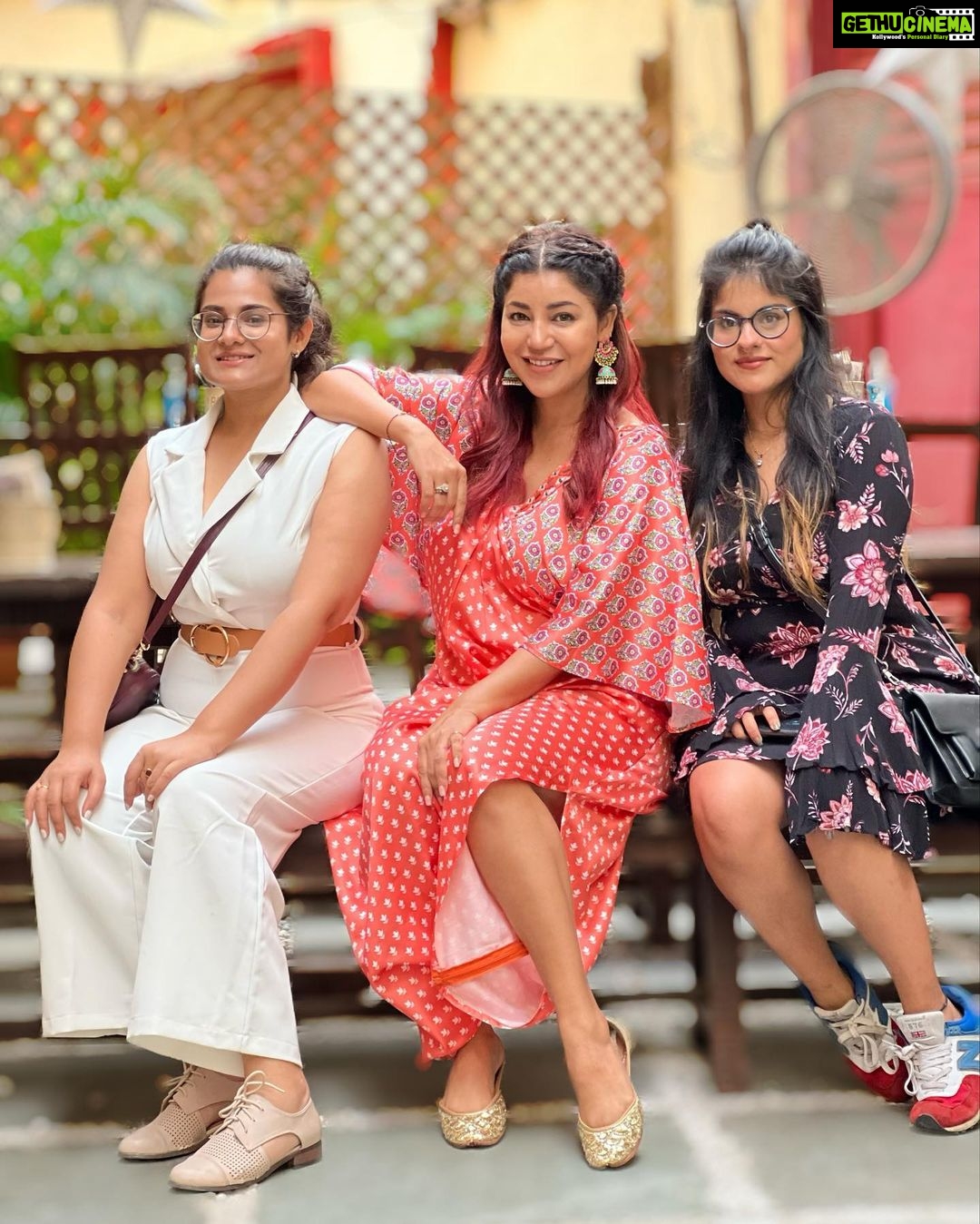 Debina Bonnerjee Instagram - When your sisters come to visit… like a breath of fresh air… . #mylifestory my outfit @monkandmei