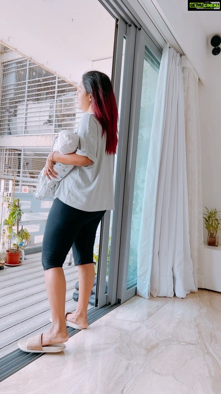 Debina Bonnerjee Instagram - Singing to her her favourite song… #canthelpfallinginlove by #elvispresley … That’s how my mornings look like. . #mybaby @lianna_choudhary . Sleep suit by @tulobabyindia