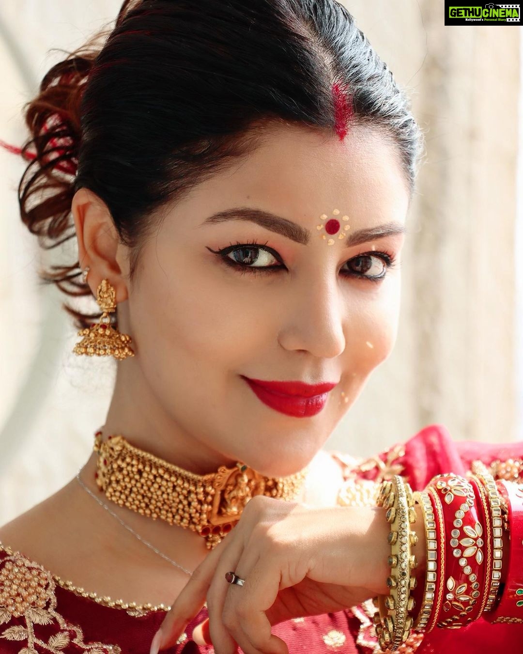 Debina Bonnerjee Instagram - Sharing the look I thought of creating. . Wanted to look more bangali though but ended up looking Bihari or may be more North Indian. . . Thanku @monkandmei for coming up with this red / maroon traditional outfit in such a short notice π― . Thanku everyone for keeping me in your blessings . . P.s. I ate a few kilos . #saadh #look #ootd #bengali #traditional #foodie