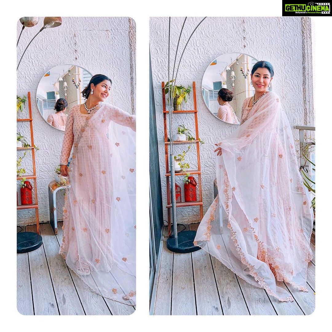 Debina Bonnerjee Instagram - Just getting ready after long made me smile 🙂😄 . . @monkandmei . #holi #ootd