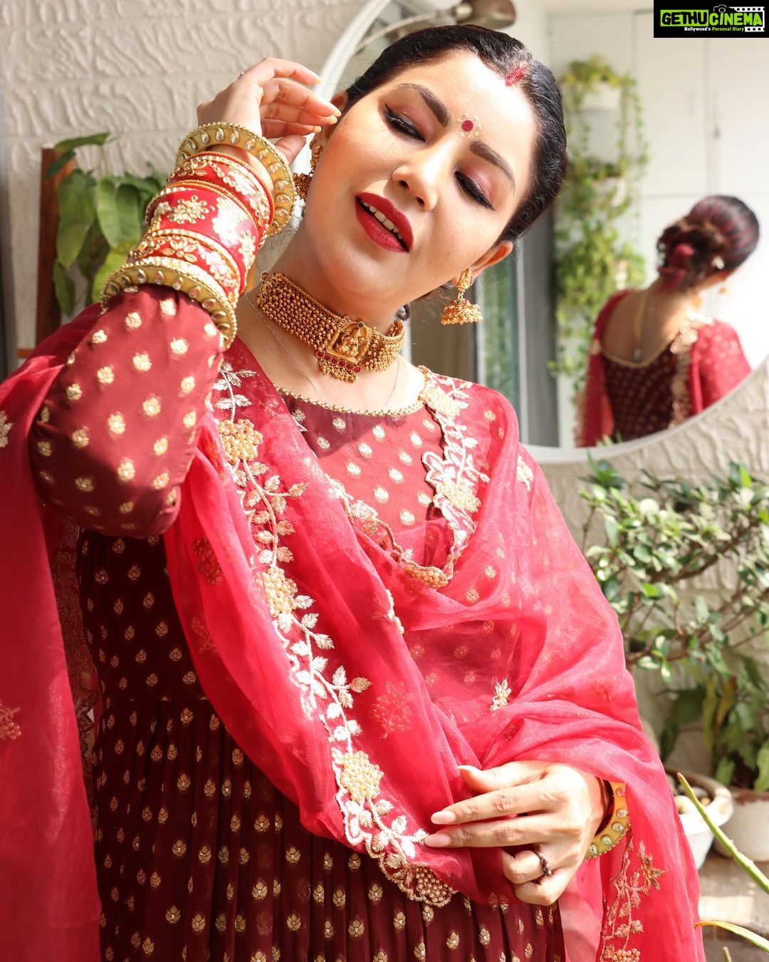 Debina Bonnerjee Instagram - Sharing the look I thought of creating. . Wanted to look more bangali though but ended up looking Bihari or may be more North Indian. . . Thanku @monkandmei for coming up with this red / maroon traditional outfit in such a short notice π― . Thanku everyone for keeping me in your blessings . . P.s. I ate a few kilos . #saadh #look #ootd #bengali #traditional #foodie