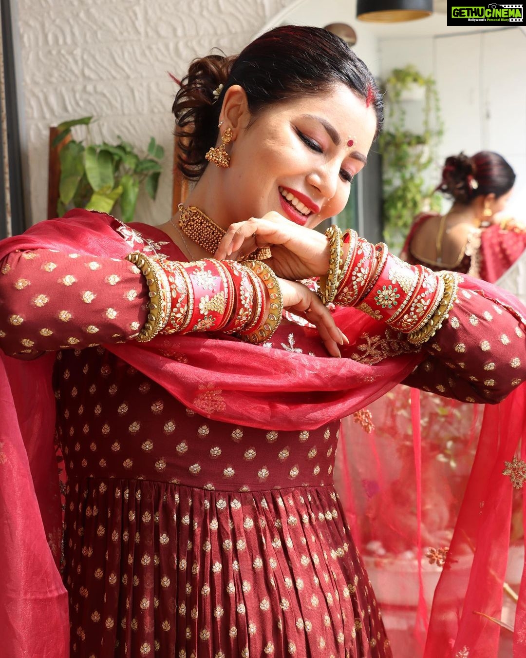 Debina Bonnerjee Instagram - Sharing the look I thought of creating. . Wanted to look more bangali though but ended up looking Bihari or may be more North Indian. . . Thanku @monkandmei for coming up with this red / maroon traditional outfit in such a short notice π― . Thanku everyone for keeping me in your blessings . . P.s. I ate a few kilos . #saadh #look #ootd #bengali #traditional #foodie