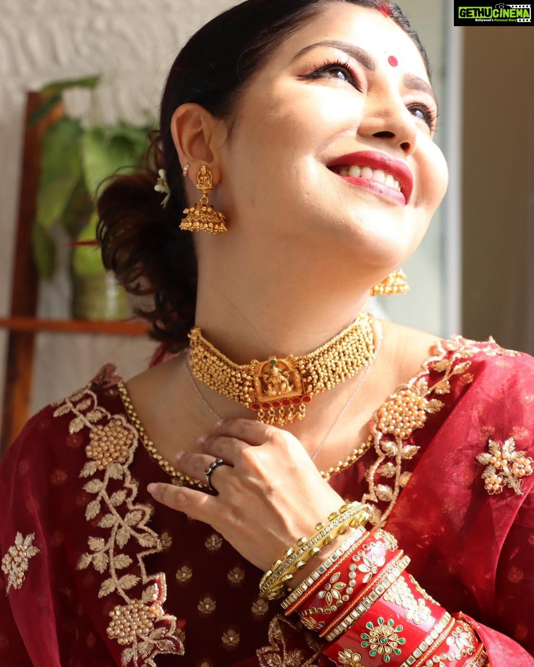 Debina Bonnerjee Instagram - Sharing the look I thought of creating. . Wanted to look more bangali though but ended up looking Bihari or may be more North Indian. . . Thanku @monkandmei for coming up with this red / maroon traditional outfit in such a short notice π― . Thanku everyone for keeping me in your blessings . . P.s. I ate a few kilos . #saadh #look #ootd #bengali #traditional #foodie
