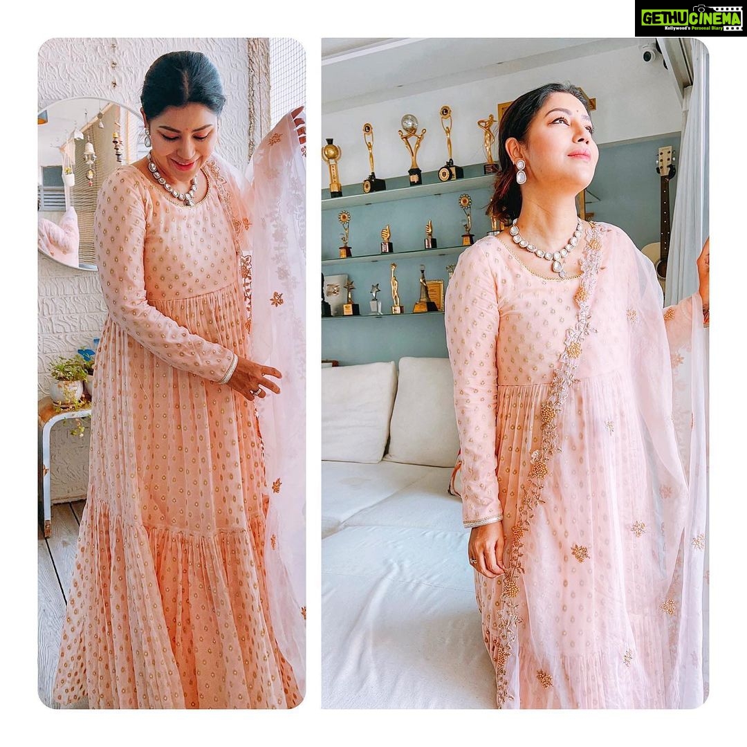 Debina Bonnerjee Instagram - Just getting ready after long made me smile 🙂😄 . . @monkandmei . #holi #ootd