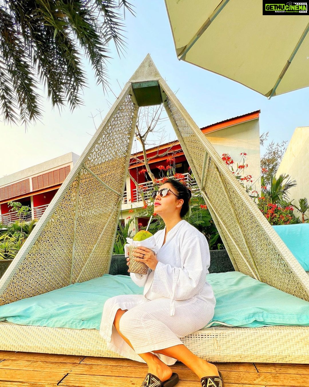 Debina Bonnerjee Instagram - Coolio 🥥🌴🌴 . . @planethollywoodgoa @travelwithjourneylabel . #goa #PlanetHollywoodGoa #TravelWithJourneyLabel #JourneyLabel #YouAreSpecial #ThinkHolidayThinkJourneyLabel #pregnancy Planet Hollywood Beach Resort Goa